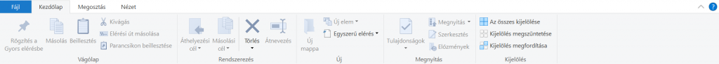 A képen a Windows 10 Fájlkezelő menüszalagja látható az első bekapcsolást követő állapotában.