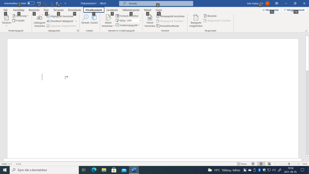 1. ábra: A képernyőképen a Microsoft 365 Word alkalmazásablakának kijelölt menüszalagja látható a fő lapfülek hívóbetűivel. Jól láthatók a Gyorselérési eszköztár, a Keresés, a bejelentkezett felhasználó, a Megosztás és a Megjegyzések hívóbetűi is.